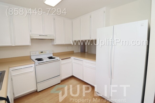 Building Photo - 2 Bed, 2 Bath w/ garage & fireplace