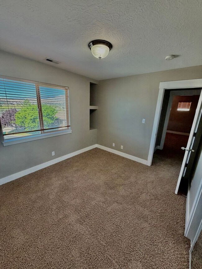 Building Photo - Lehi 3 Bedroom Town Home Pets OK