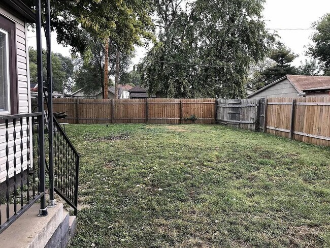 Building Photo - 910 Avenue B