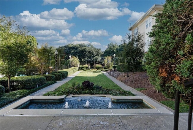 Building Photo - 220 Renaissance Pkwy NE