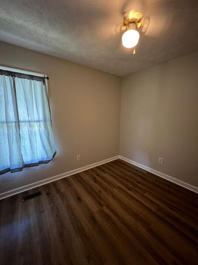 Building Photo - Lovely 3 Bed 2 Bath Raeford Home