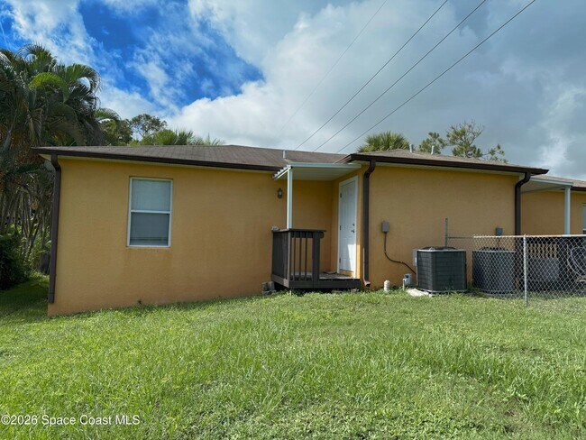 Building Photo - 1230 Fern St