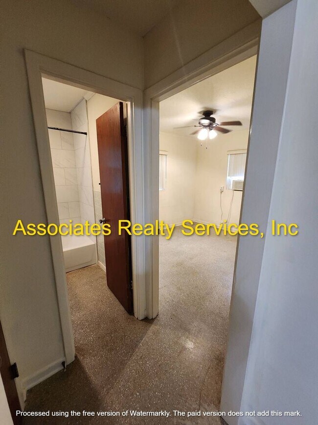 Building Photo - Hide Away in the City