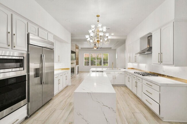Building Photo - 5 Bedroom Pool Home Located In Summerlin G...