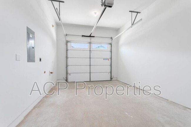 Building Photo - 2205 DeJong Dr