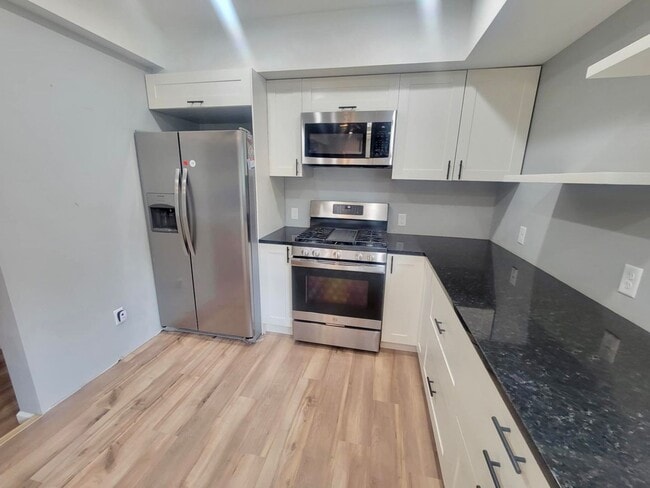 Building Photo - Bright, Modern, and Beautifully Updated 3 Bed + Loft, 2.5 Bath Home in the Heart of Hopkins, MN -...