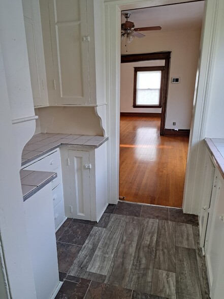 Kitchen way - 307 Cedarwood Ter