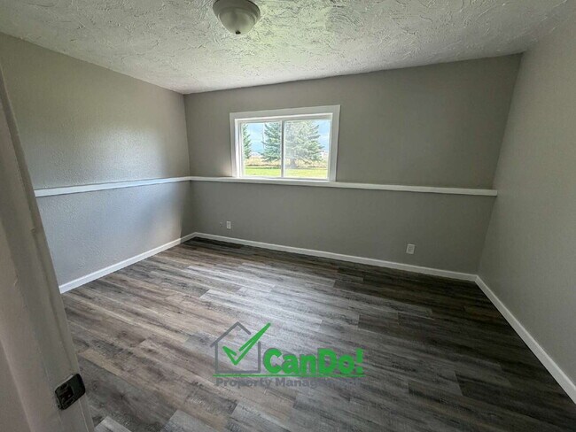 Building Photo - Now Available! Freshly Remodeled 2 bedroom, 1 bathroom apartment in Blackfoot with Fiber Internet.