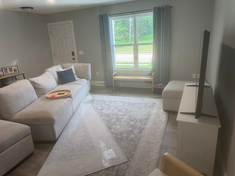 Living room looking out to street / entry door - 102 S Prairie Ave