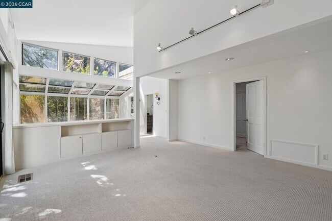 Building Photo - 660 La Casa Via