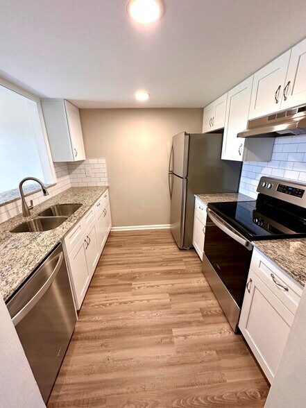 Kitchen with brand new stainless steel appliances - 3730 Old Flowery Branch Rd