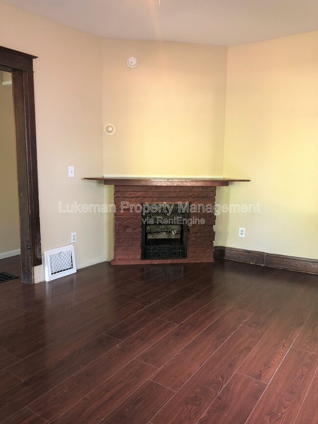 Building Photo - 701 Davis St