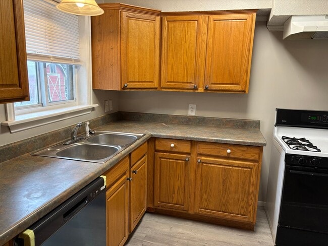 Building Photo - 4/2 on Washington St in Sherman!