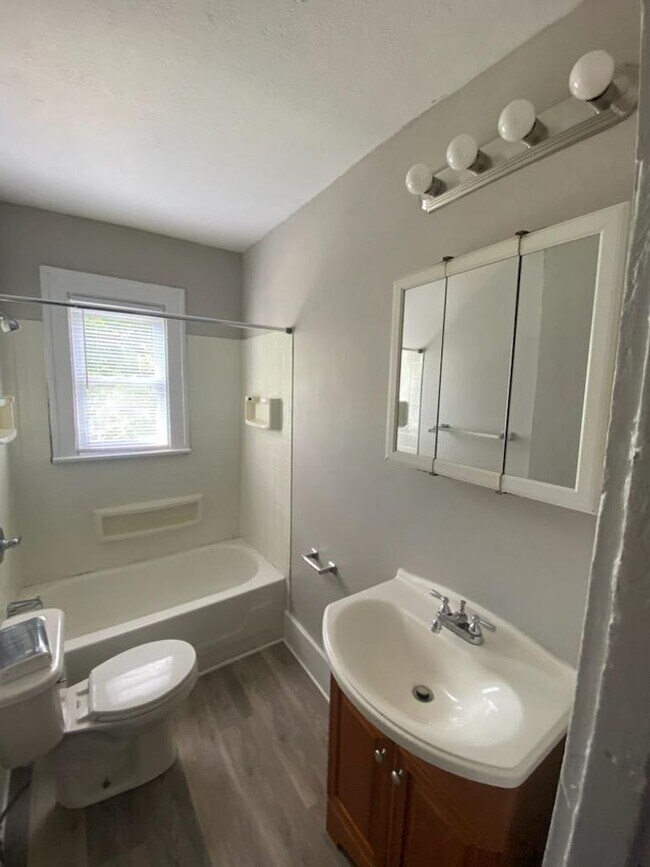 Building Photo - SPRING MOVE IN SPECIAL!!   Large 2 Bedroom Duplex in prime location Weiland Park / Itailian Villa...