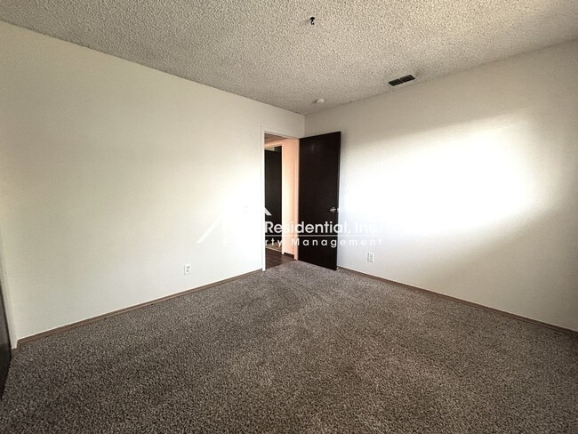 Building Photo - Orangevale 2bd/1ba Duplex with Garage