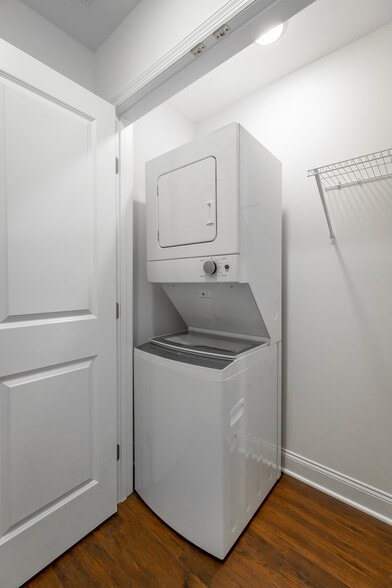 Building Photo - 5559 Stream Ln