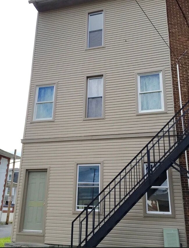 Building Photo - Student Housing 5 bedroom House Available Now & 2026-2027 School Year!