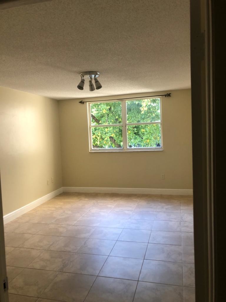 ROOM - 8343 Lake Dr