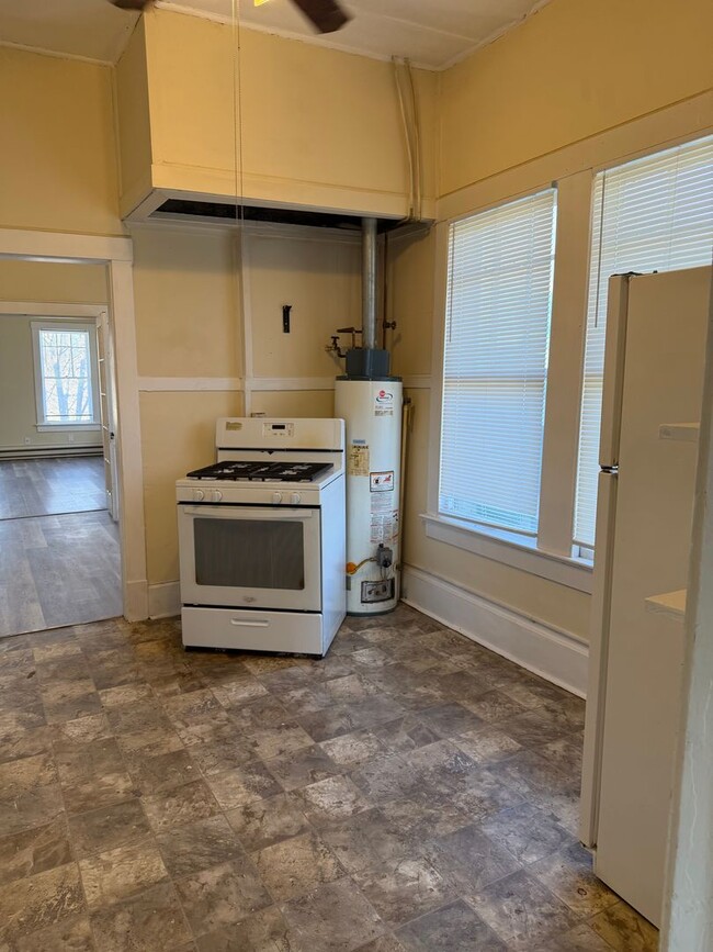 Building Photo - Historic Highland Charm – Beautifully Refurbished Upstairs Unit for Lease