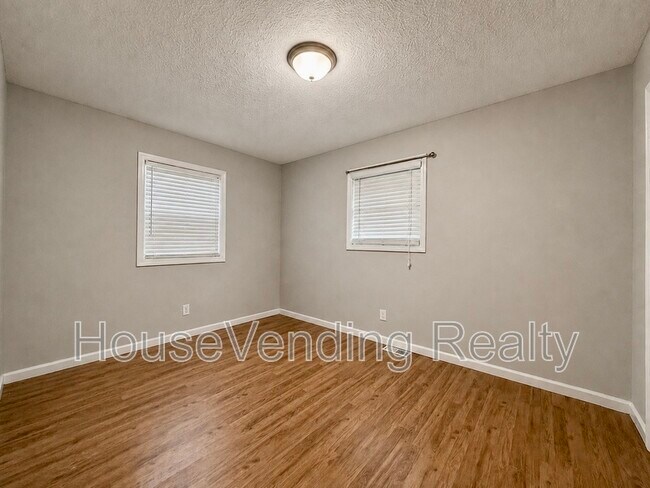 Building Photo - 2214 Highland Rd