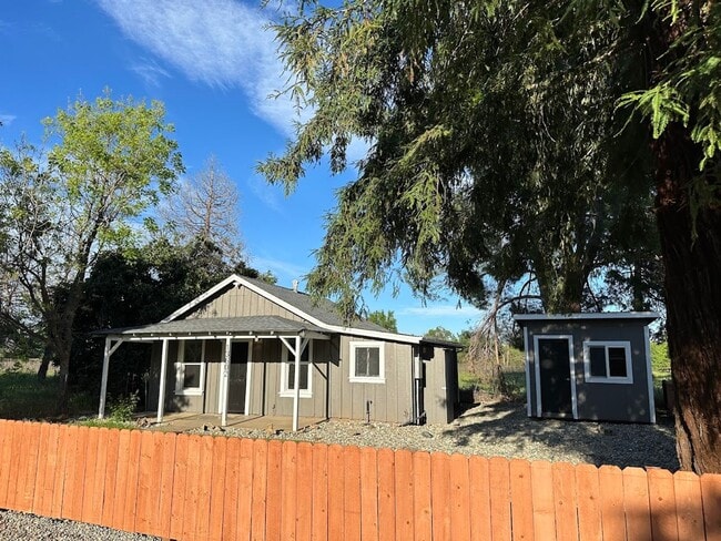 Building Photo - Charming One Bedroom in the Heart of Red Bluff! Pet Friendly!