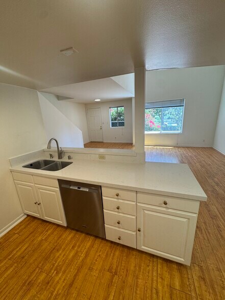 Building Photo - 14435 Riverside Dr
