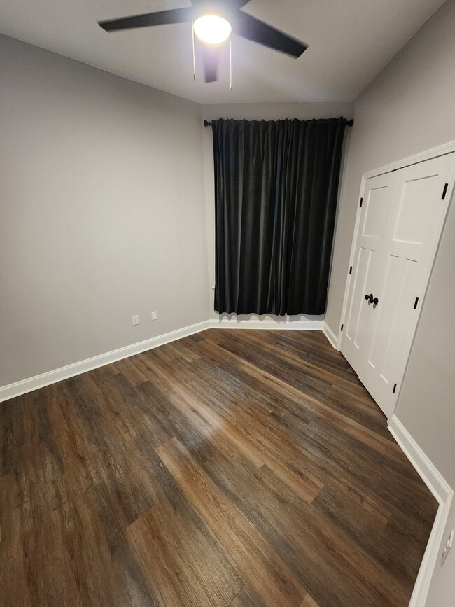 Building Photo - 405 W 7th St