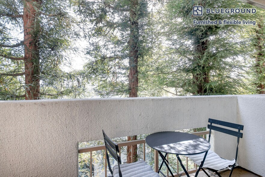 Building Photo - 114 N Doheny Dr