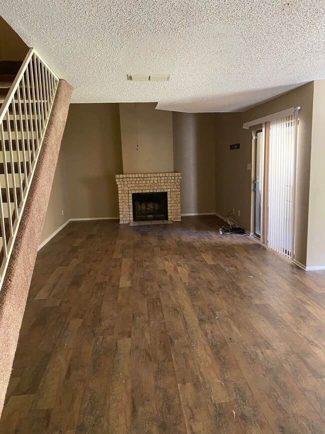 Building Photo - Southside - Pet Friendly! Townhouse