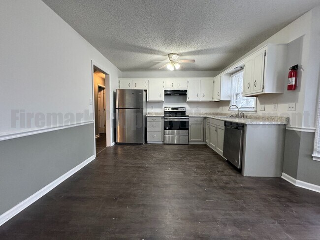 Building Photo - Newly Renovated 4 Bedroom 2 Bathroom