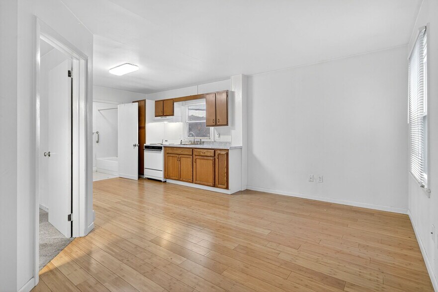 Building Photo - 321 N Fulton St