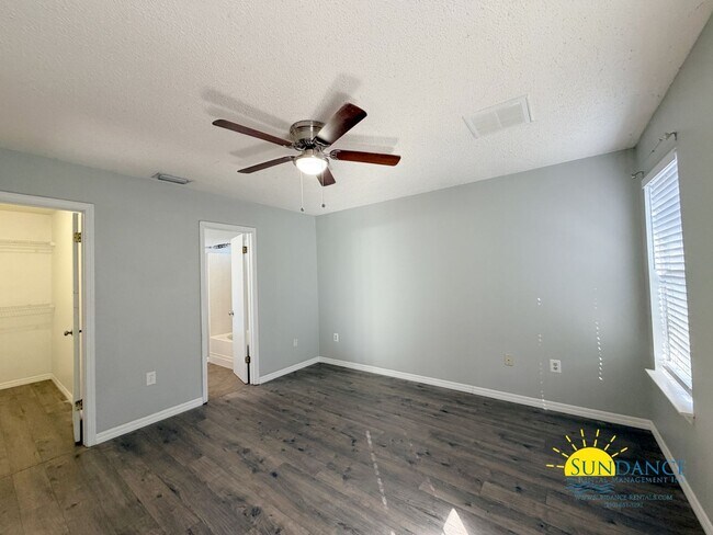 Building Photo - Stunning 3 Bedroom Home in Mary Esther!