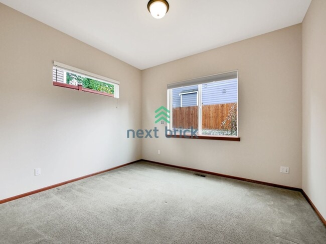 Building Photo - 4 Bed and 3 Bath Lake View Single-family H...