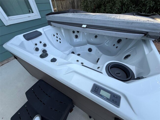 Building Photo - 410 Summit Ridge Dr N