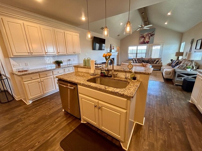 Building Photo - 3 Bed 2 Bath Mid Term Rental