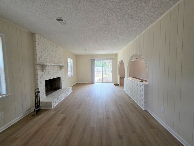 Building Photo - 5BR/2BA home with large family room