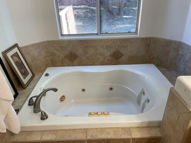 Building Photo - Corona- Single Story pool home