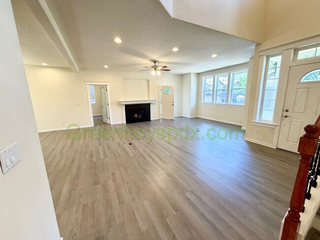Building Photo - Gorgeous House in Upscale Neighborhood in Tigard, 5 Bedrooms plus Den/Office, 3.5 Bathrooms, Larg...