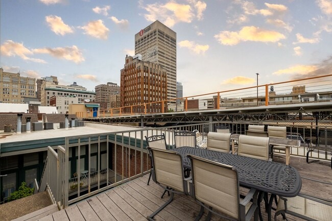 Building Photo - 1 bedroom, 1 bath updated condo in downtow...