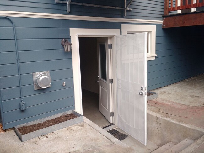 Building Photo - Charming remodeled garden flat with laundry