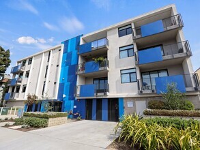 Building Photo - Palms Blue by Wiseman