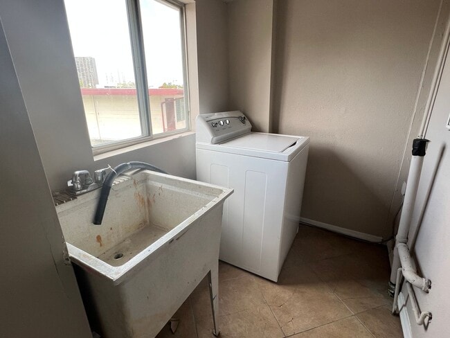 Building Photo - 1095