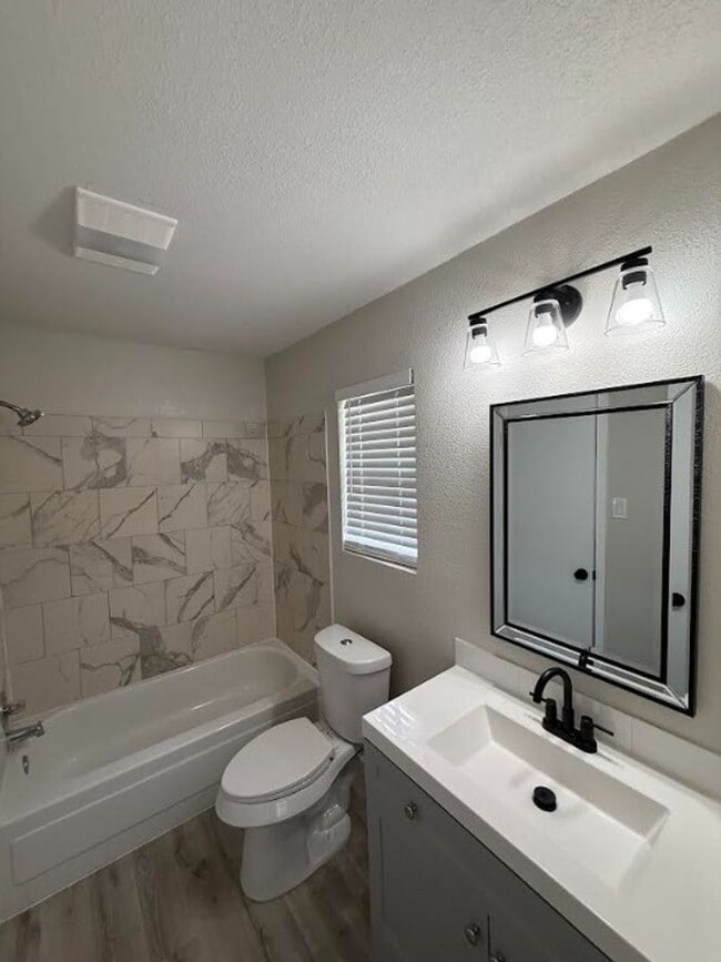 Building Photo - AVAILABLE NOW - (SECTION 8 ACCEPTED)