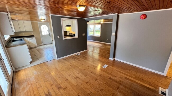 Building Photo - Electricity included!  3 Bedroom Home with...