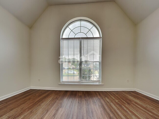 Building Photo - 8981 Oak Grove Blvd