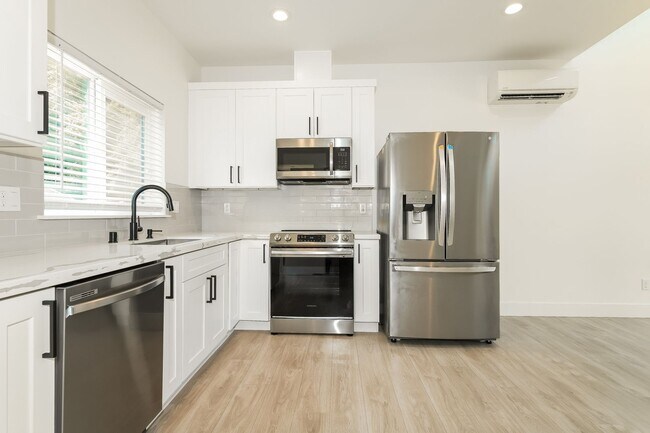 Building Photo - Bright and Beautiful Burien Home with Modern Comforts
