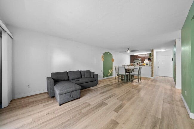 Building Photo - 1611 Hotel Cir S