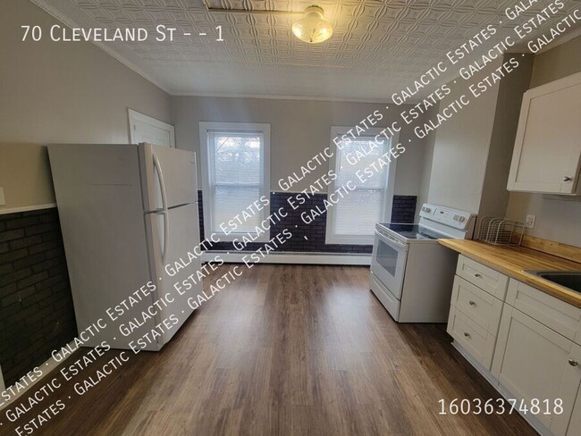 Building Photo - 1st floor spacious 3 bedroom 1 bath with b...