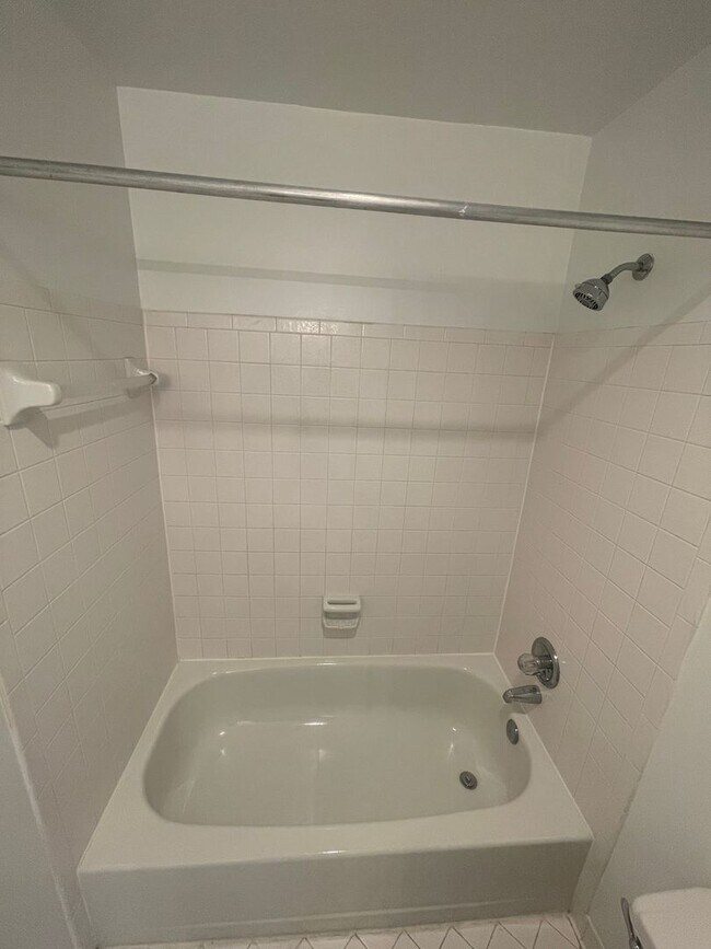 Building Photo - Newly Renovated 3 Level Townhome!