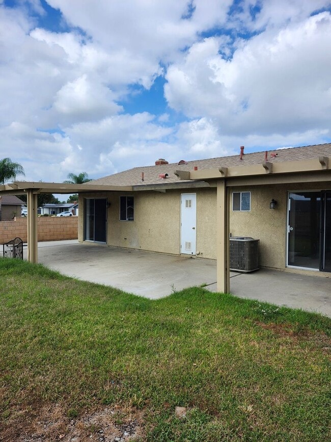 Building Photo - Inviting 3-Bedroom Home
